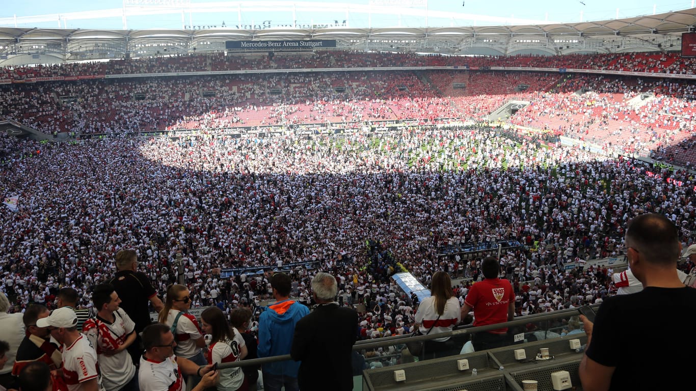 Platzsturm in der Mercedes-Benz Arena in Stuttgart: VfB-Fans feiern am letzten Spieltag der Saison 2021/22 den Klassenerhalt in letzter Minute.