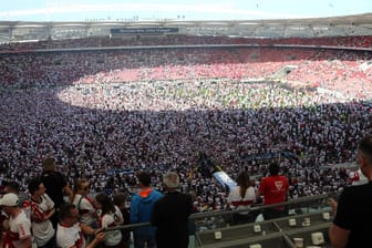 Platzsturm in der Mercedes-Benz Arena in Stuttgart: VfB-Fans feiern am letzten Spieltag der Saison 2021/22 den Klassenerhalt in letzter Minute.