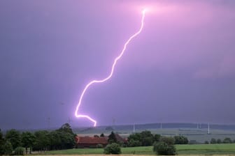 Ein Blitz schlägt während eines Unwetters ein: Ab Donnerstag werden in NRW Gewitter erwartet.