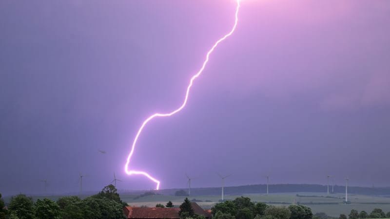 Ein Blitz schlägt während eines Unwetters ein: Ab Donnerstag werden in NRW Gewitter erwartet.