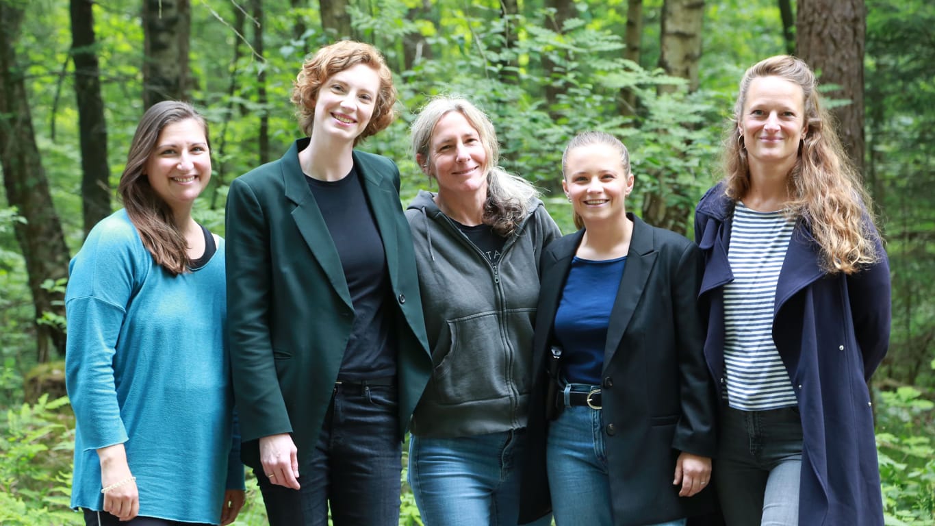 Beim Drehstart für den Bremer "Tatort: Angst im Dunkel" (AT) in Schwanewede: Lina Kokaly (Redakteurin Radio Bremen), Luise Wolfram (spielt Linda Selb), Leah Striker (Regisseurin), Jasna Fritzi Bauer (spielt Liv Moormann), Katharina Wagner (Produzentin Bremedia) (vlnr.) Beim Drehstart für den Bremer "Tatort: Angst im Dunkel" (AT) in Schwanewede: Lina Kokaly (Redakteurin Radio Bremen), Luise Wolfram (spielt Linda Selb), Leah Striker (Regisseurin), Jasna Fritzi Bauer (spielt Liv Moormann), Katharina Wagner (Produzentin Bremedia) (vlnr.)