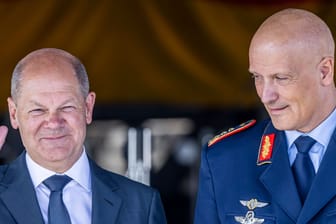 Olaf Scholz und Ingo Gerhartz: Der Inspekteur der Luftwaffe gilt als politisch bestens vernetzt.