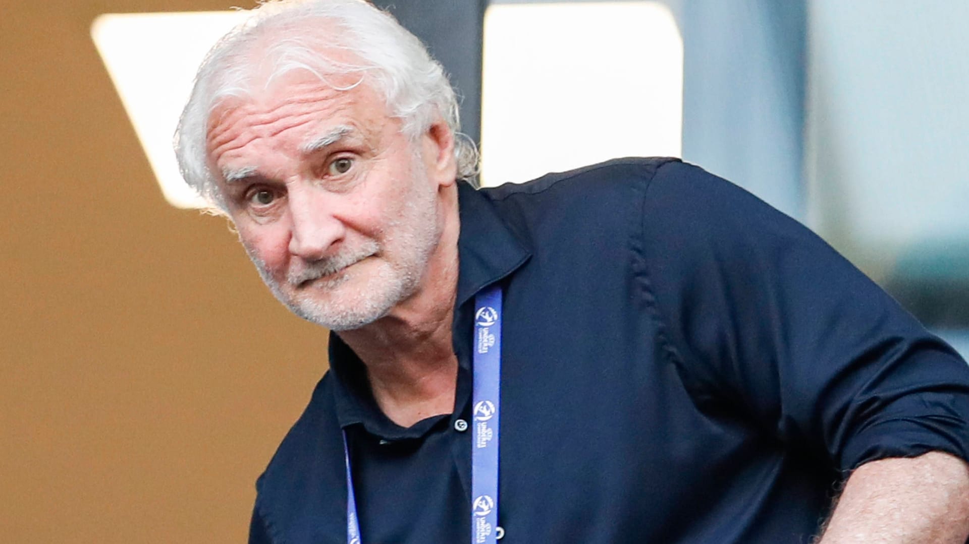 Rudi Völler: Der DFB-Sportdirektor erhöht den Druck auf Hansi Flick.