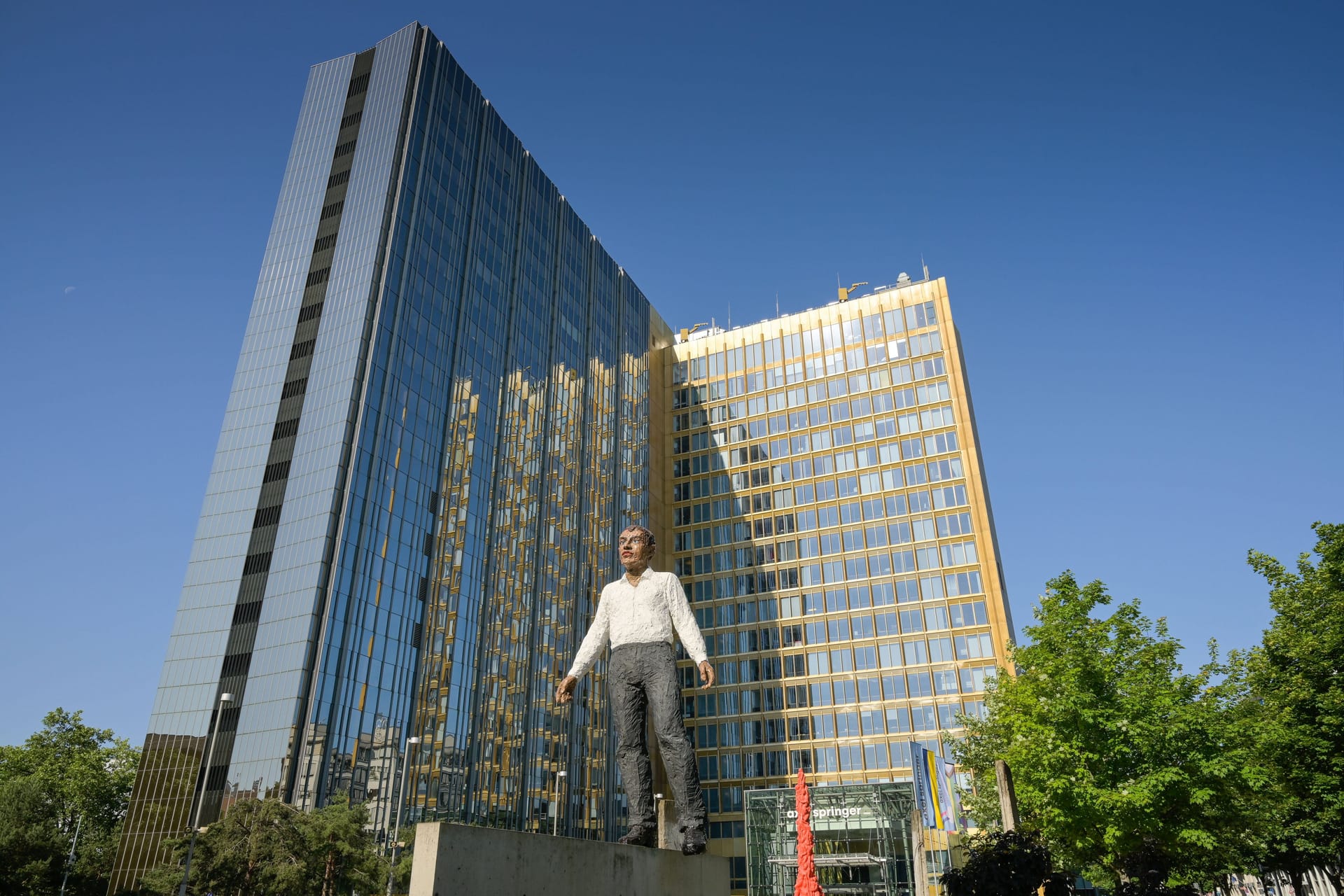 Das Springer-Hochhaus: Ein Teil der Beschäftigten bei "Bild" muss offenbar gehen. Das Springer-Hochhaus: Ein Teil der Beschäftigten bei "Bild" muss offenbar gehen.