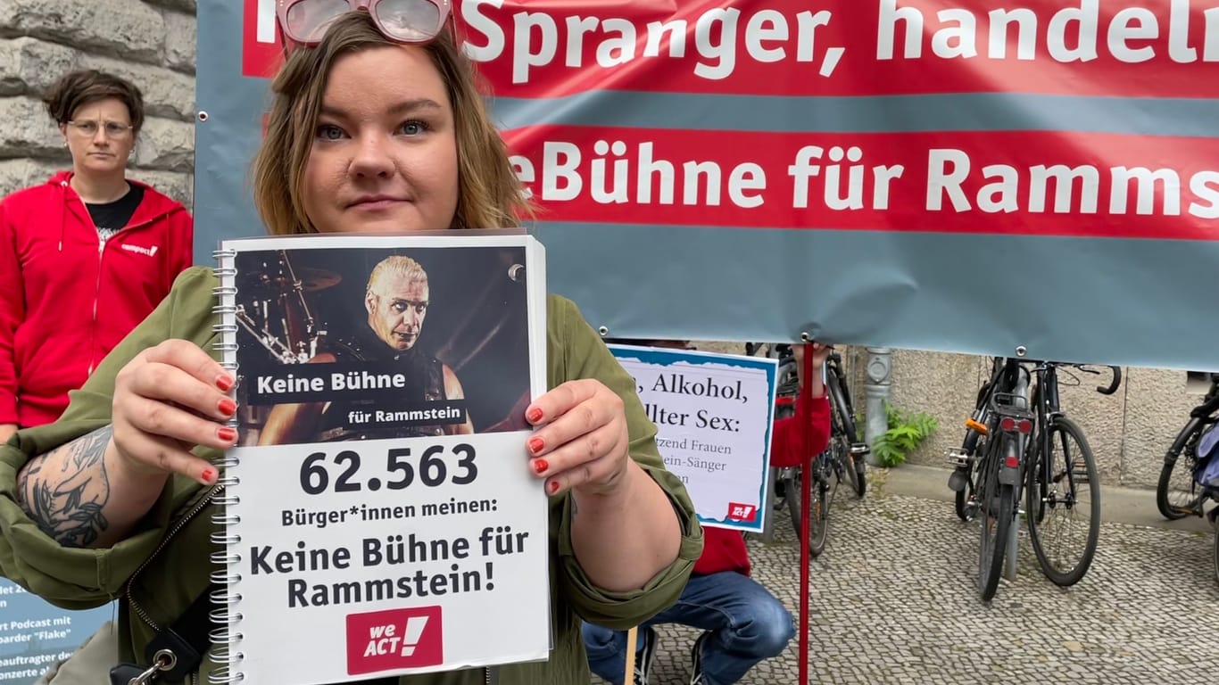 Britta Häfemeier hält die gesammelten Unterschriften hoch: Im Hintergrund sind ihre Unterstützerinnen zu sehen.
