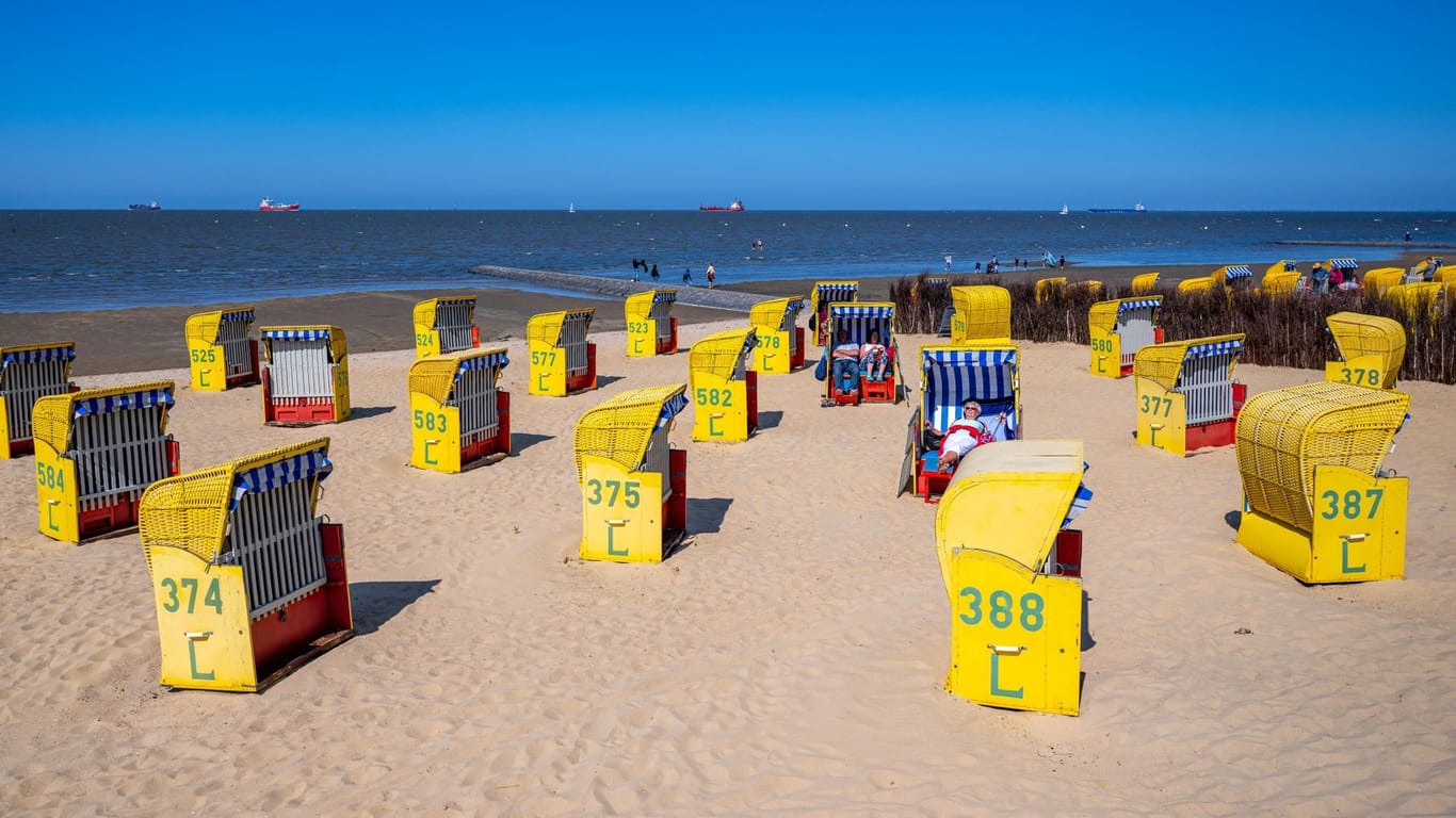 Strandkörbe stehen am Strand von Döse. In den nächsten Tagen bleibt es weiterhin sonnig, bei steigenden Temperaturen.
