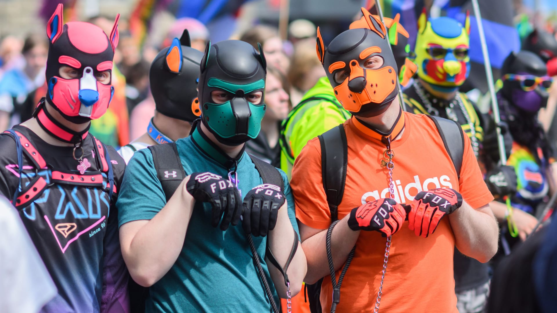 Teilnehmer gehen beim Christopher Street Day (CSD) in Hannover als Puppies durch die Innenstadt: In Recklinghausen wurde das den CSD-Teilnehmern verboten.