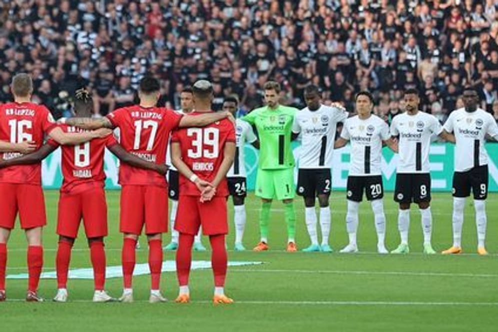 Stilles Gedenken: Die Spieler von RB Leipzig und Eintracht Frankfurt bei der Schweigeminute vor dem Pokalfinale.
