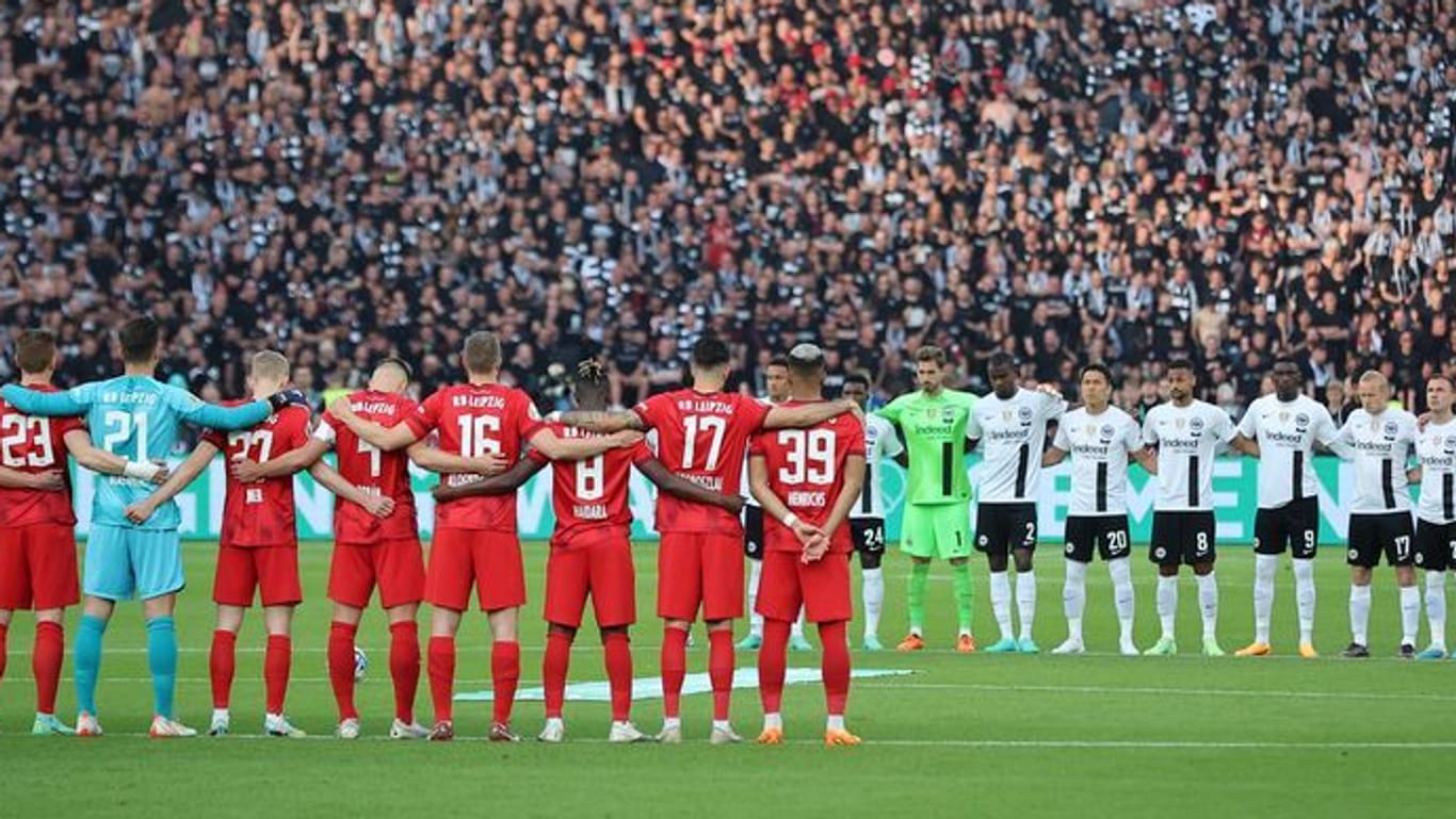 Stilles Gedenken: Die Spieler von RB Leipzig und Eintracht Frankfurt bei der Schweigeminute vor dem Pokalfinale.