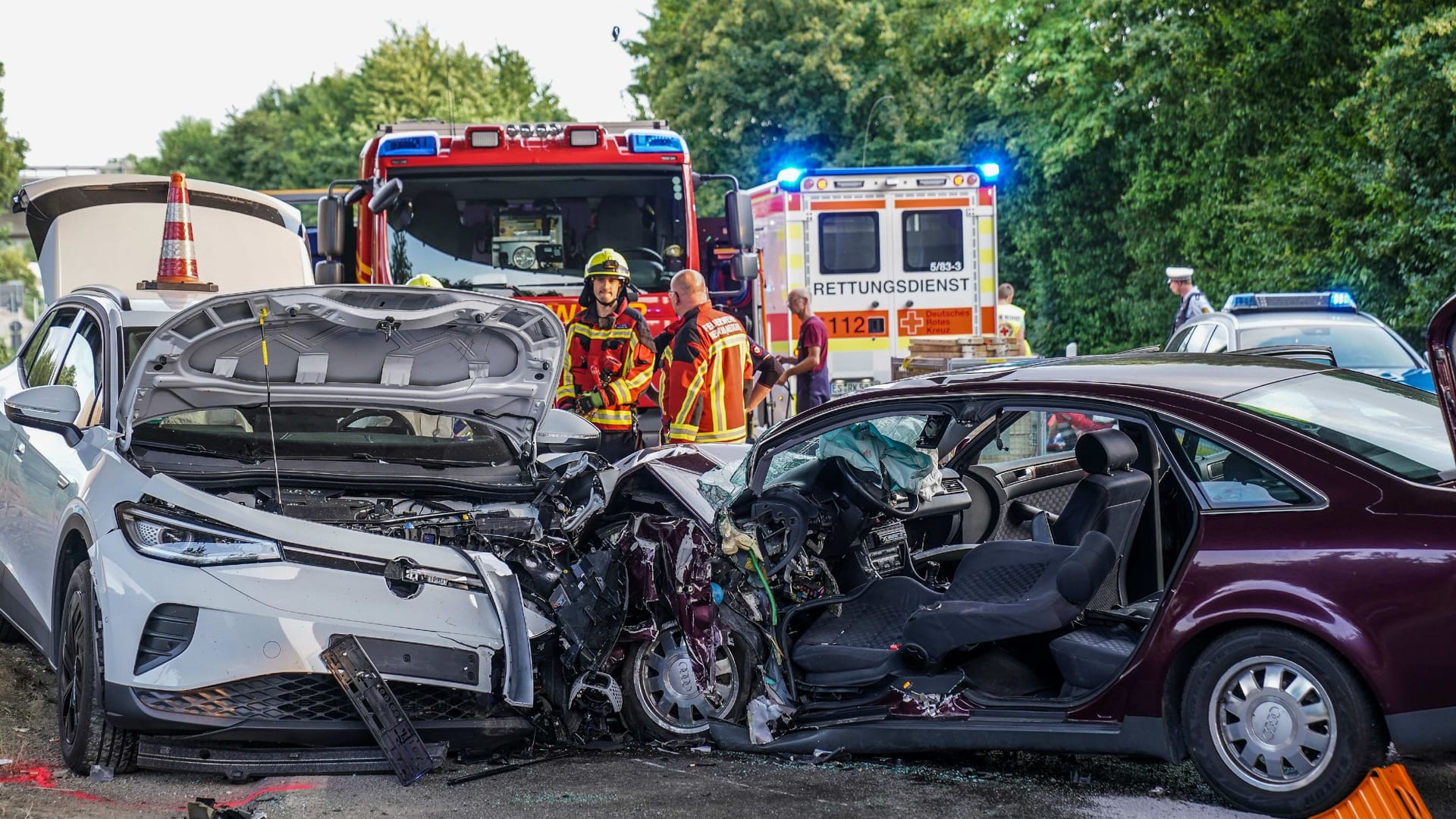 Schwerer Frontalzusammenstoß in Esslingen: Die Bilder lassen die große Wucht des Aufpralls erahnen.