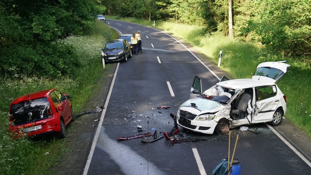 Tödlicher Unfall auf einer bayerischen Staatsstraße: Ein Gutachter soll nun herausfinden, wie es dazu kommen konnte.