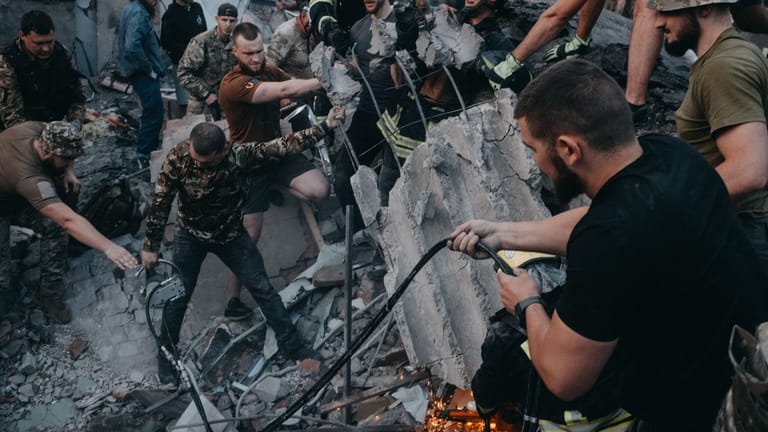 Kramatorsk, 27. Juni 2023: Helfer und Freiwillige versuchen Verschüttete zu bergen.