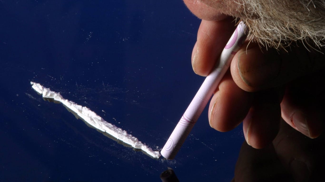 Mann zieht Kokain von einem Tisch (Symbolbild): Die Droge wird häufig durch gefährliche Zusätze gestreckt