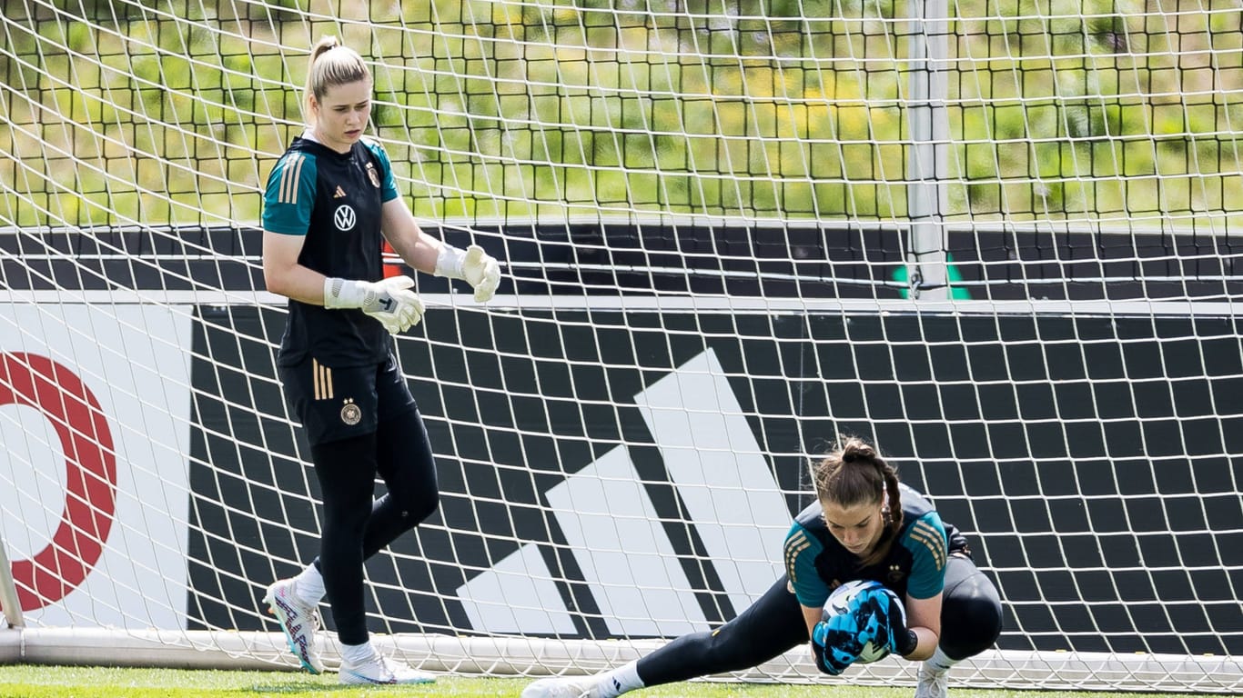 Duell im Kasten: Stina Johannes und Ena Mahmutovic wollen beide als Nummer drei mit zur WM.