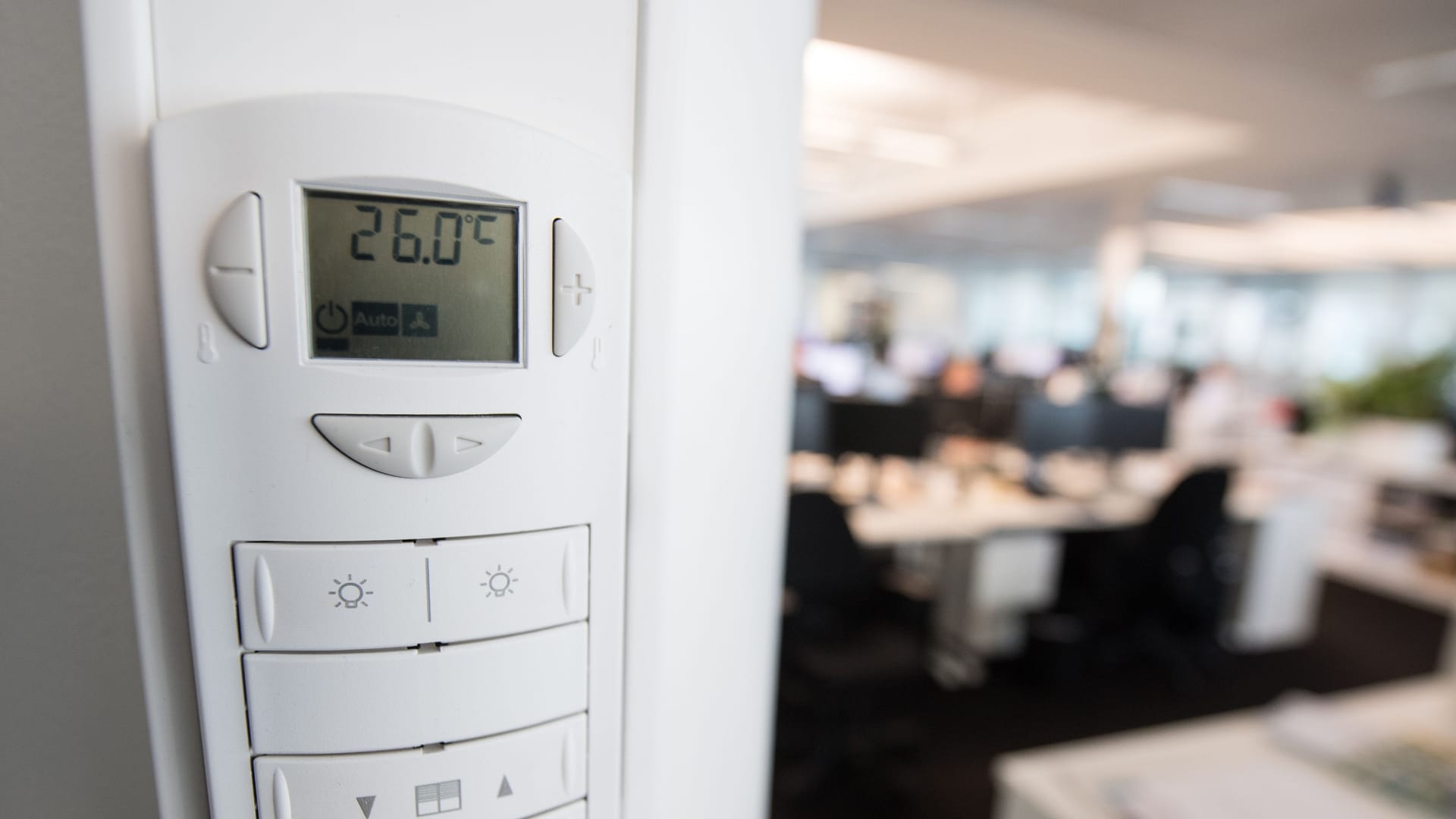 Ab jetzt wird es kritisch: Steigt das Thermometer im Büro über 26 Grad, sollte der Chef einschreiten. Ab jetzt wird es kritisch: Steigt das Thermometer im Büro über 26 Grad, sollte der Chef einschreiten.