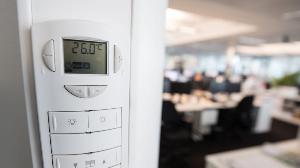 Ab jetzt wird es kritisch: Steigt das Thermometer im Büro über 26 Grad, sollte der Chef einschreiten.