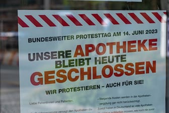 Ein Hinweisschild für den Protesttag der Apotheken am 14. Juni: Tausende Apotheken bleiben geschlossen. Sie kämpfen für mehr Geld und weniger Bürokratie.