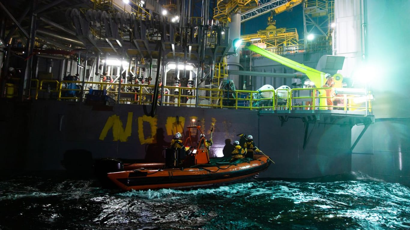 Aktivisten von Greenpeace auf einem Schlauchboot vor der Bohrinsel: Sie protestieren gegen Gasbohrungen in der Nordsee.