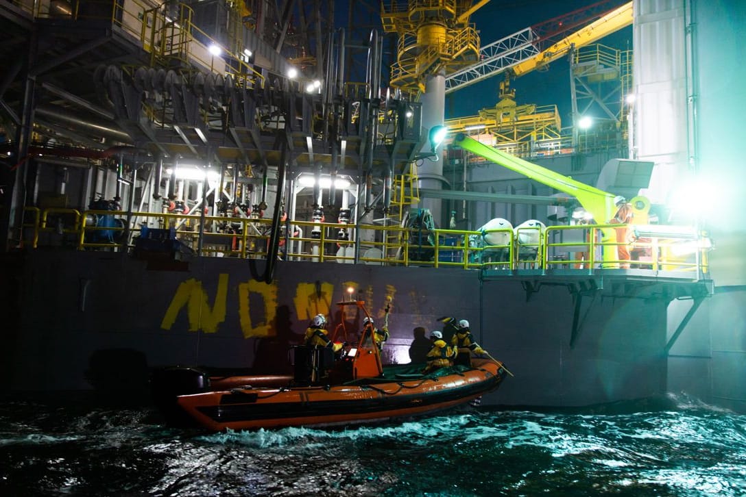 Aktivisten von Greenpeace auf einem Schlauchboot vor der Bohrinsel: Sie protestieren gegen Gasbohrungen in der Nordsee.