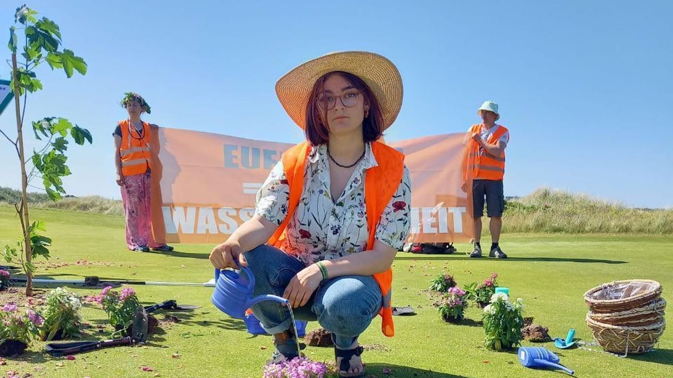 Eine Aktivistin der "Letzten Generation" auf dem Golfplatz: Am Mittwoch stürmt die Gruppe den Platz auf Sylt.
