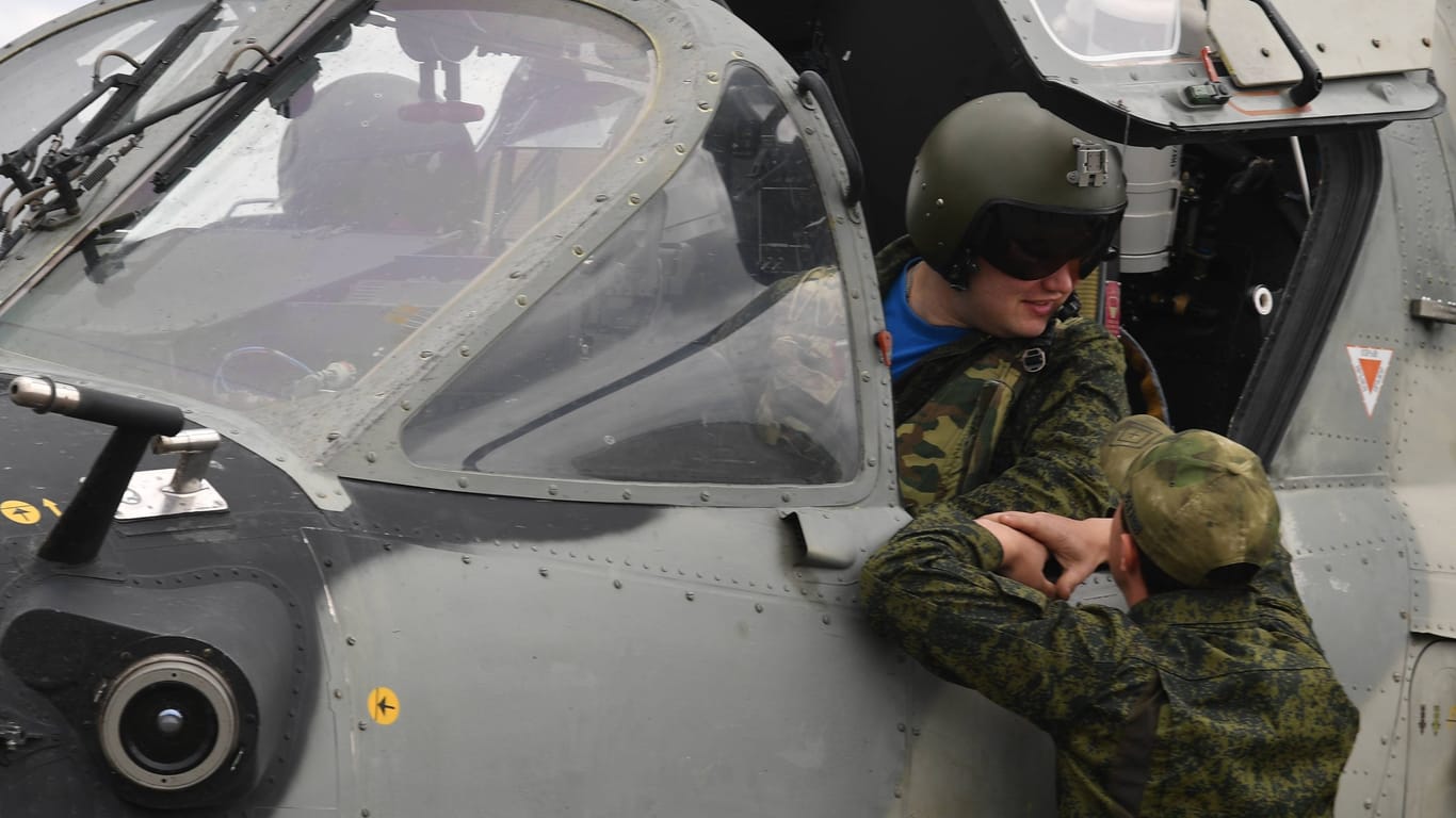 Ein russischer Pilot in einem Kampfhubschrauber spricht mit einem Kameraden in der Gegend um Bachmut: Auch Dimitri Michow hat solche Modelle für Russland geflogen.