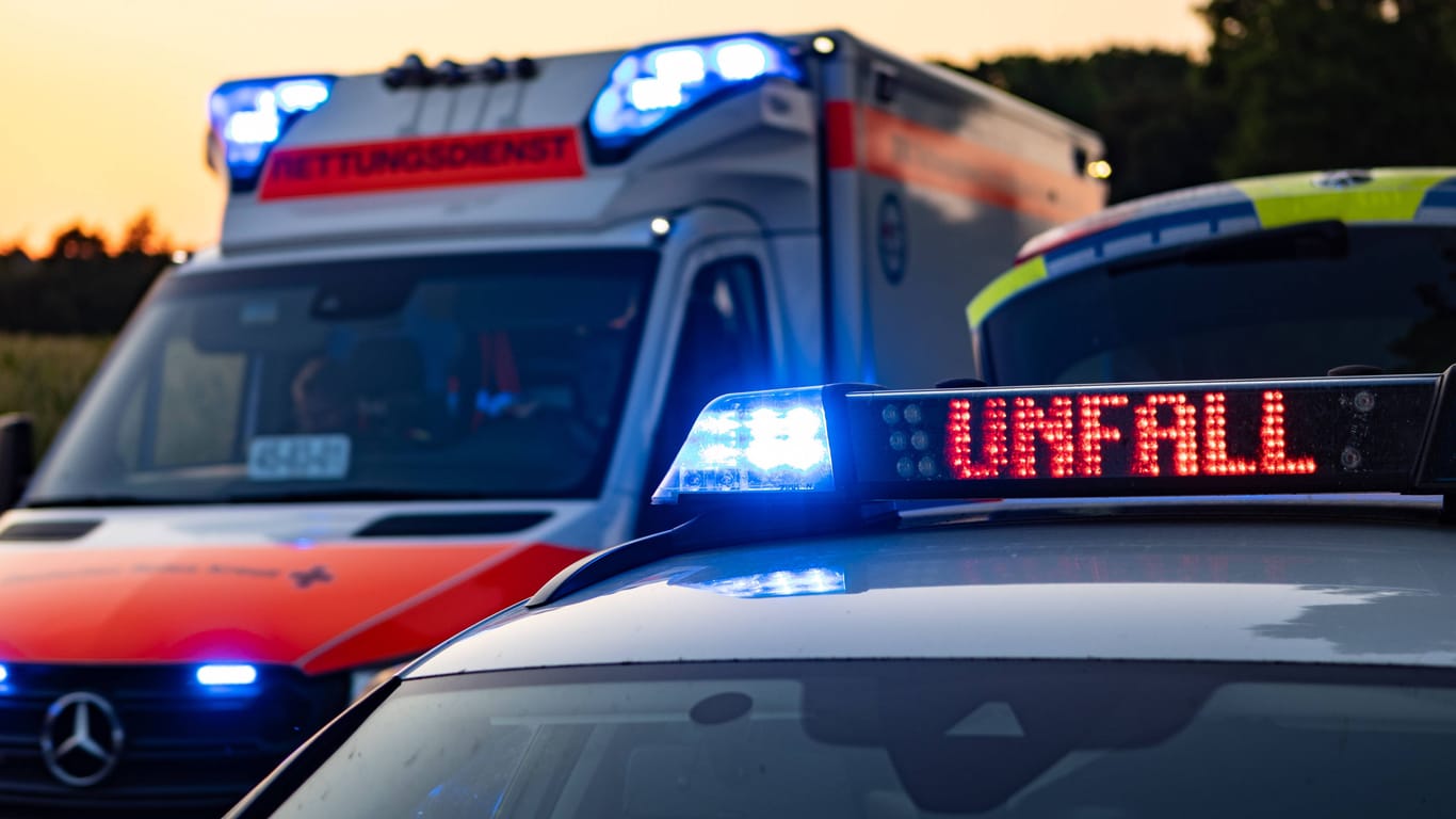 Einsatzkräfte in Sachsen (Symbolfoto): Im Kreis Bautzen sind zwei Menschen bei einem Unfall ums Leben gekommen.