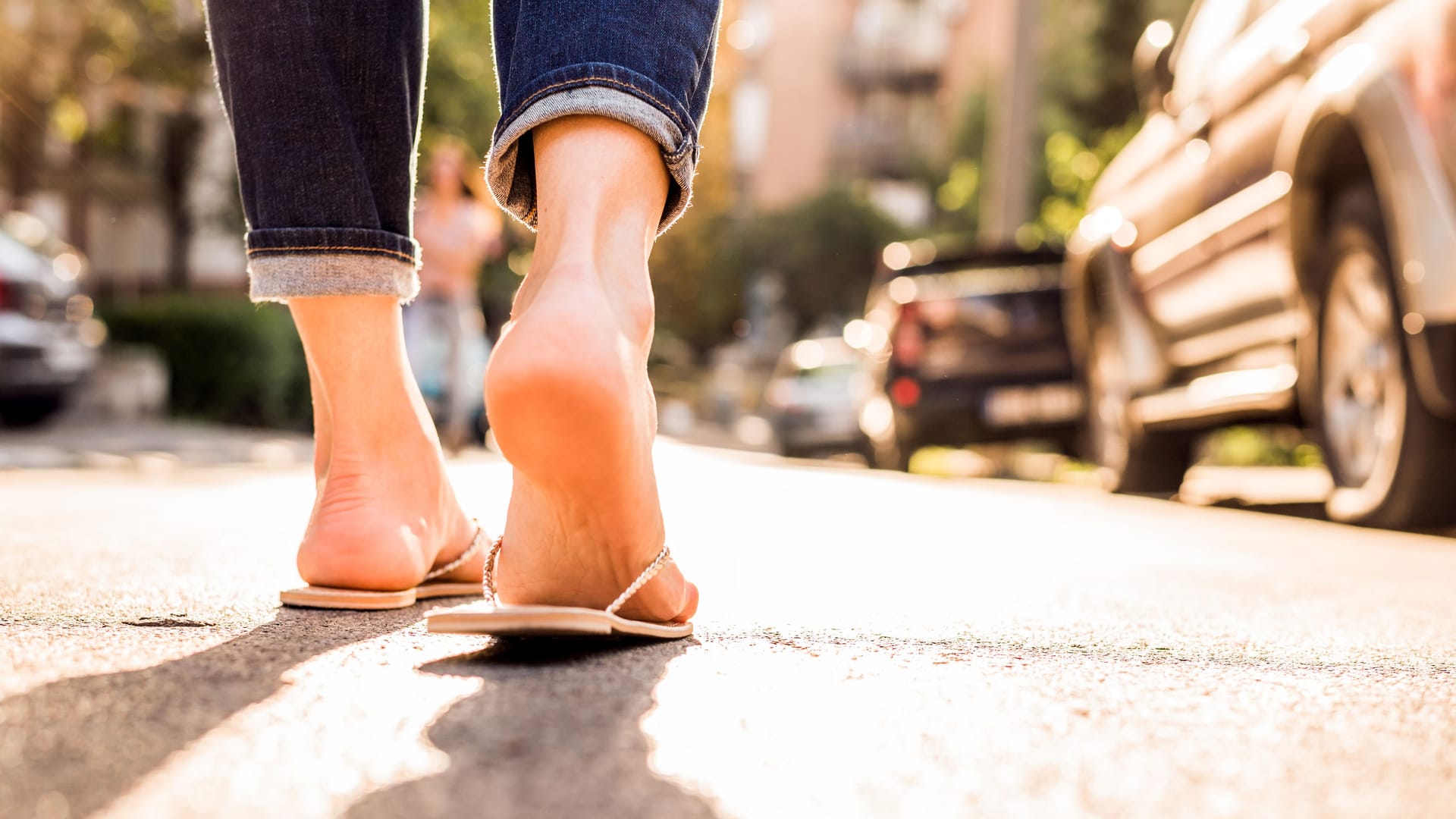 Frau mit Flipflops: