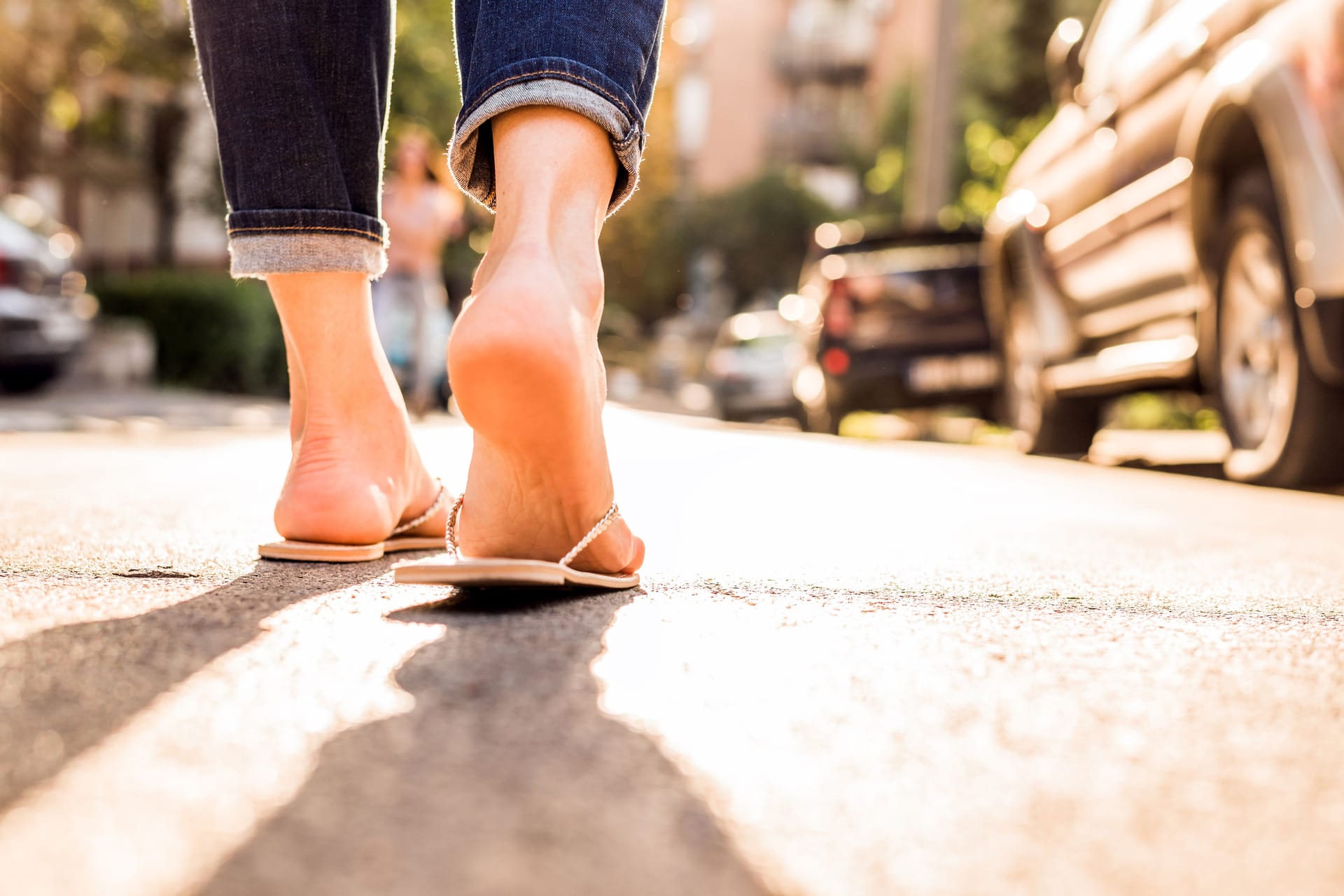 Frau mit Flipflops: