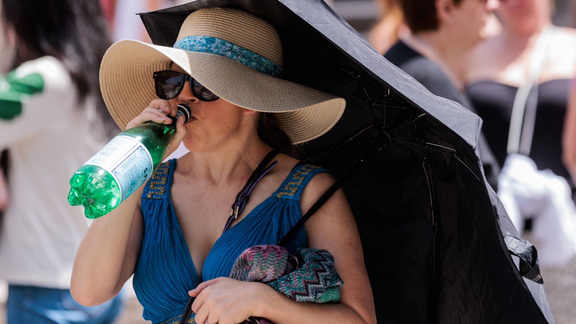 Eine Frau schützt sich in Rom vor der Sonne: Ende Juni stiegen die Temperaturen in Italiens Hauptstadt auf mehr als 40 Grad.