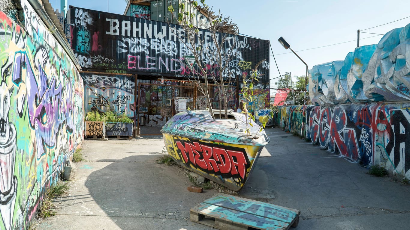 Das Bahnwärter Thiel Gelände, ehemaliger Schlachthof (Archivbild): Dort sind ein Club, Biergarten und Bänke an mehreren Lagerfeuern.