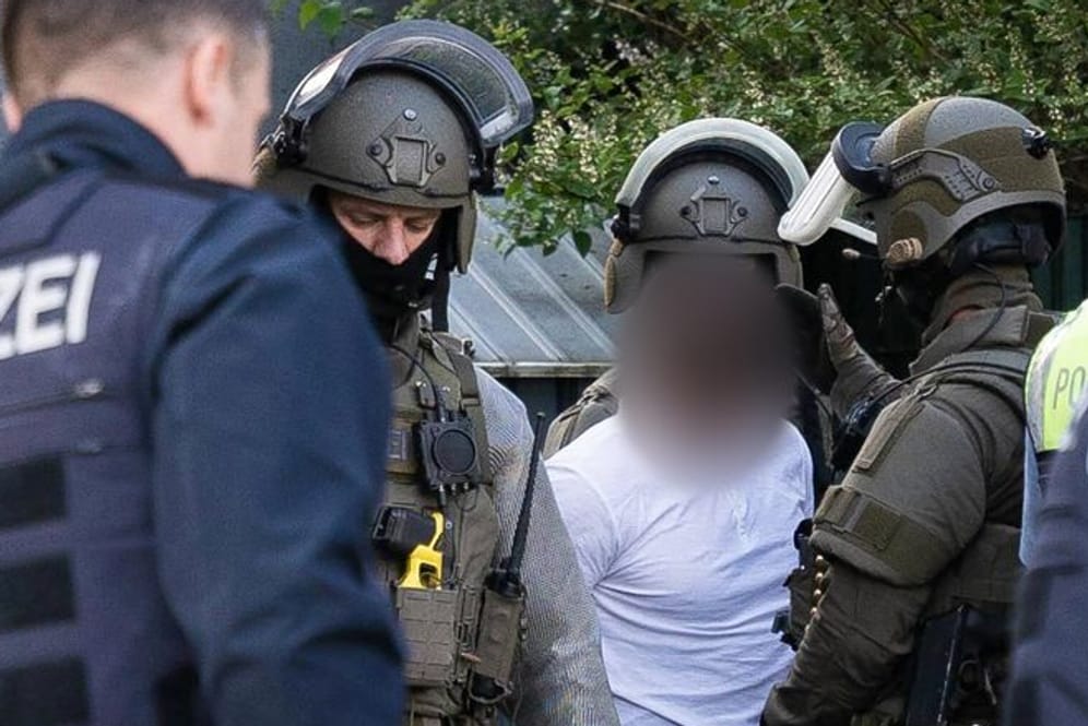 SEK-Einsatz in Recklinghausen: Spezialkräfte der Polizei nehmen einen Mann fest.