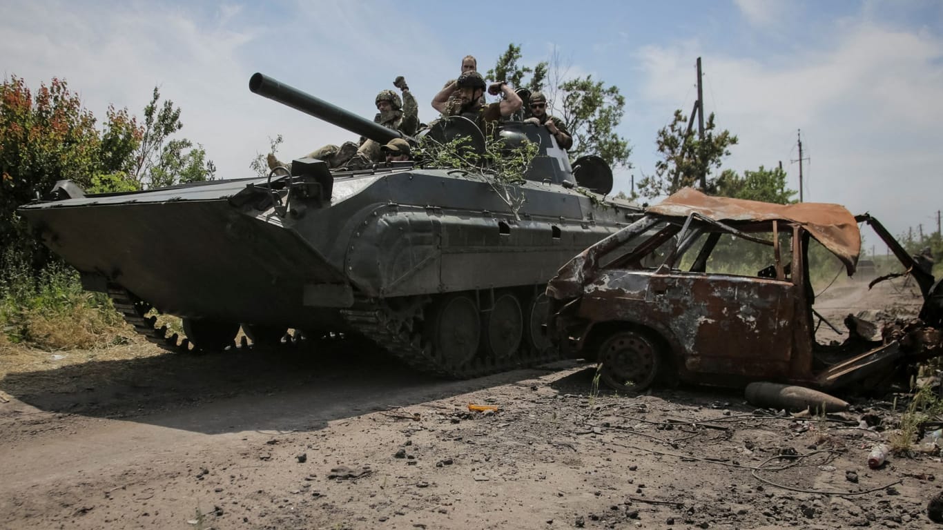 Ukrainische Soldaten auf einem Schützenpanzer BMP-1 in der Nähe des befreiten Dorfes Neskuchne in der Region Donezk.