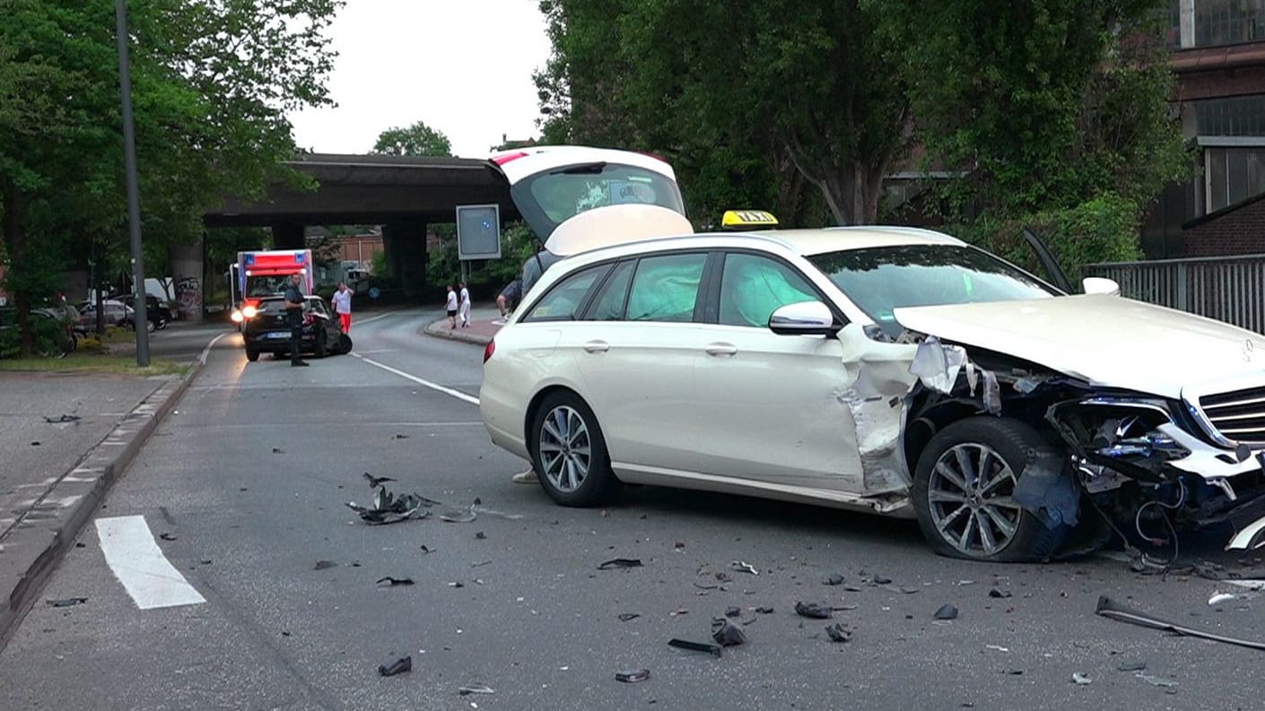 Ein verunfalltes Taxi in Hamburg: Ein Carsharing-Auto war am Samstagabend vor einer Zollkontrolle geflüchtet und hat zwei Unfälle gebaut.