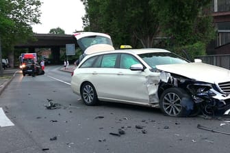 Ein verunfalltes Taxi in Hamburg: Ein Carsharing-Auto war am Samstagabend vor einer Zollkontrolle geflüchtet und hat zwei Unfälle gebaut.