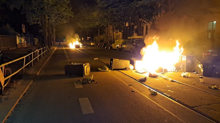 In Leipzig brannten am Abend Müllcontainer, es kam zu Zusammenstößen mit der Polizei.