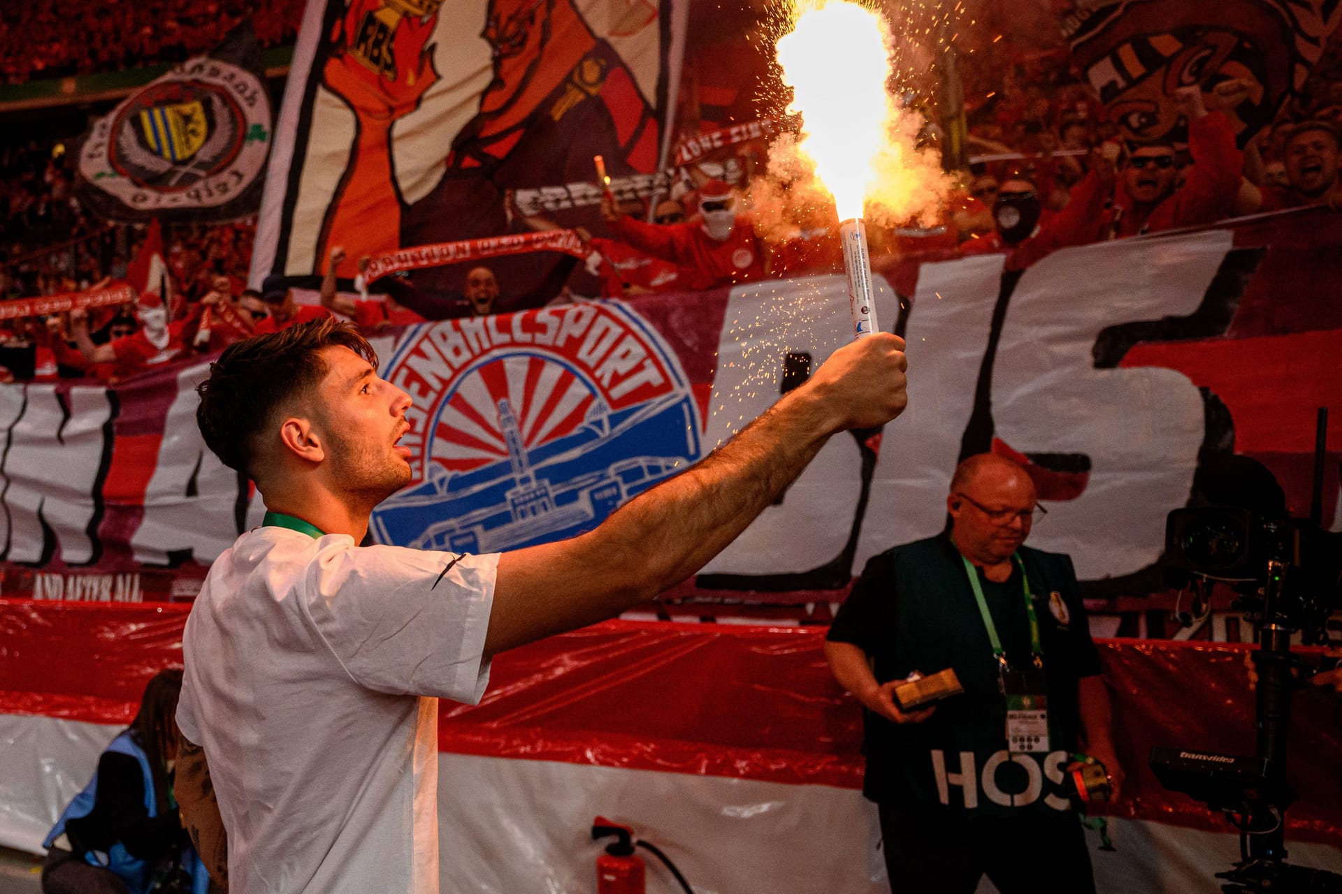 Dominik Szoboszlai mit einer Fackel: Die Pyro-Aktion wird teuer für den Leipzig-Profi.