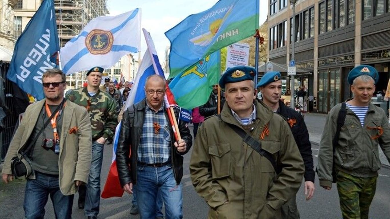 2014: Mit Fahne von Desant und von den "Offizieren Russlands" signalisieren Desant-Mitglieder den prorussischen Kräften in der Ukraine Unterstützung.