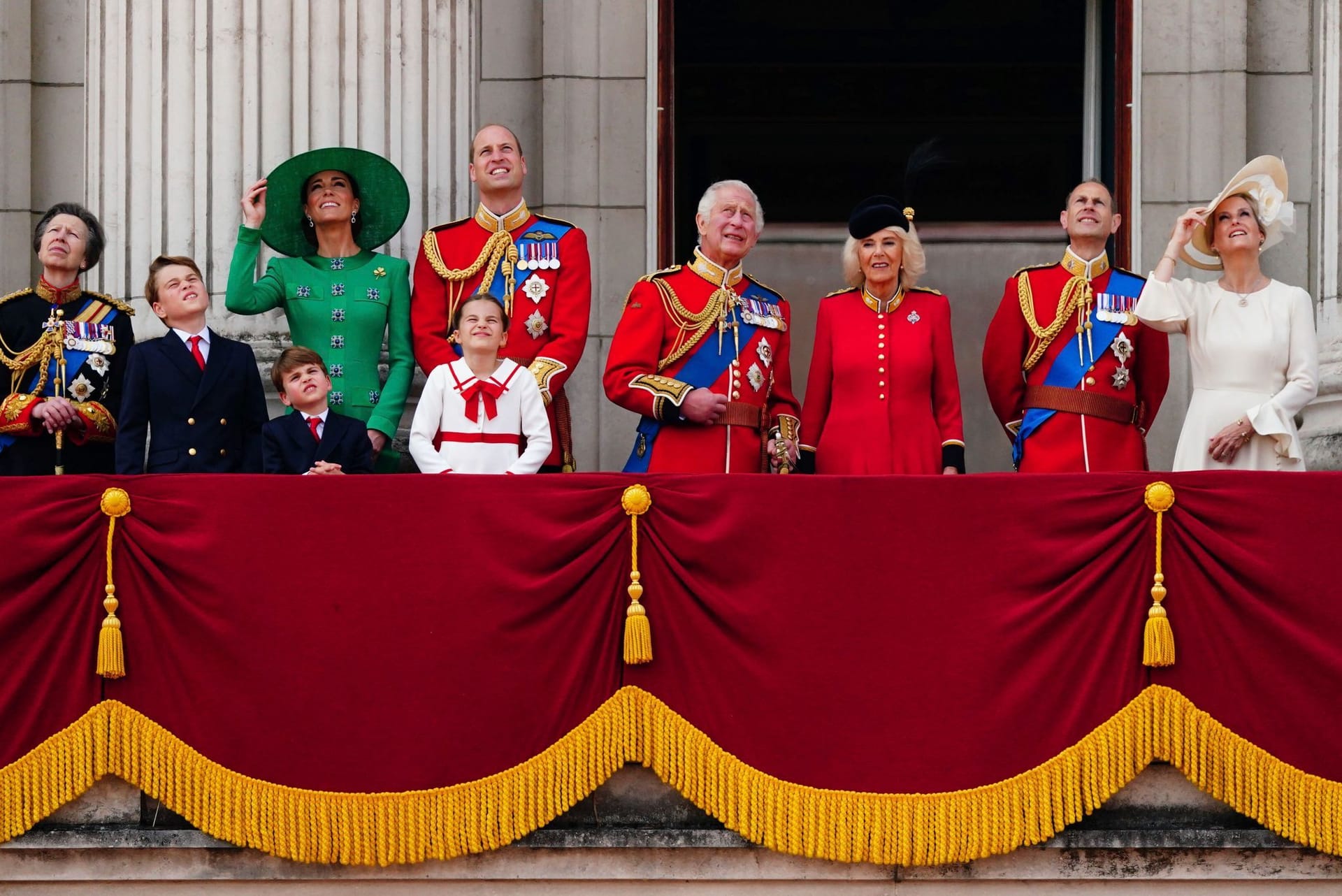 Prinzessin Anne, Prinz George, Prinzessin Kate, Prinz Louis, Prinz William, Prinzessin Charlotte, König Charles III., Königin Camilla, Prinz Edward und Herzogin Sophie