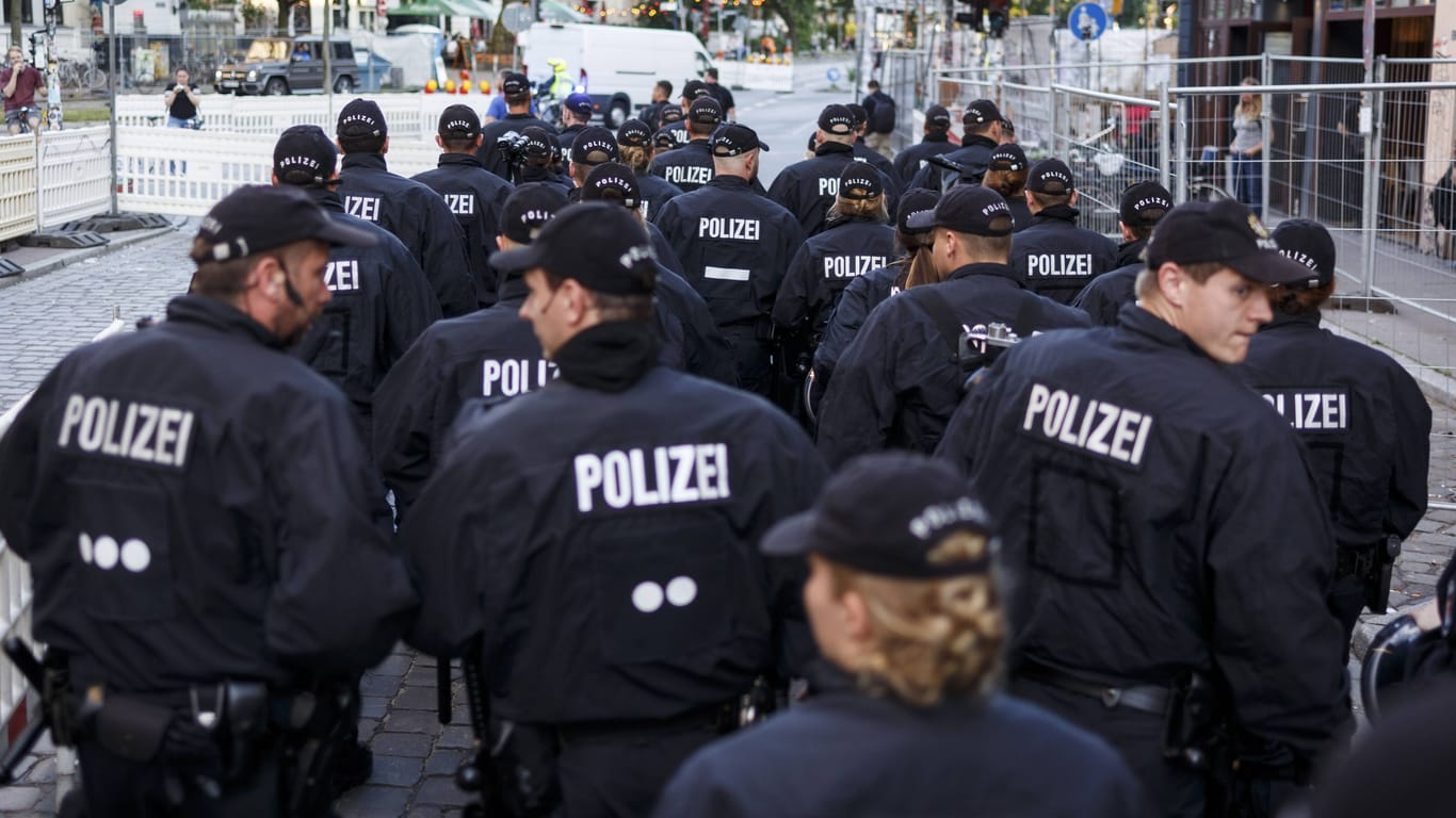 Polizisten bei einer Demonstration gegen rechten Terror in Hamburg (Symbolbild): Der Bericht des Hamburger Verfassungsschutzes wurde am Montag vorgestellt.