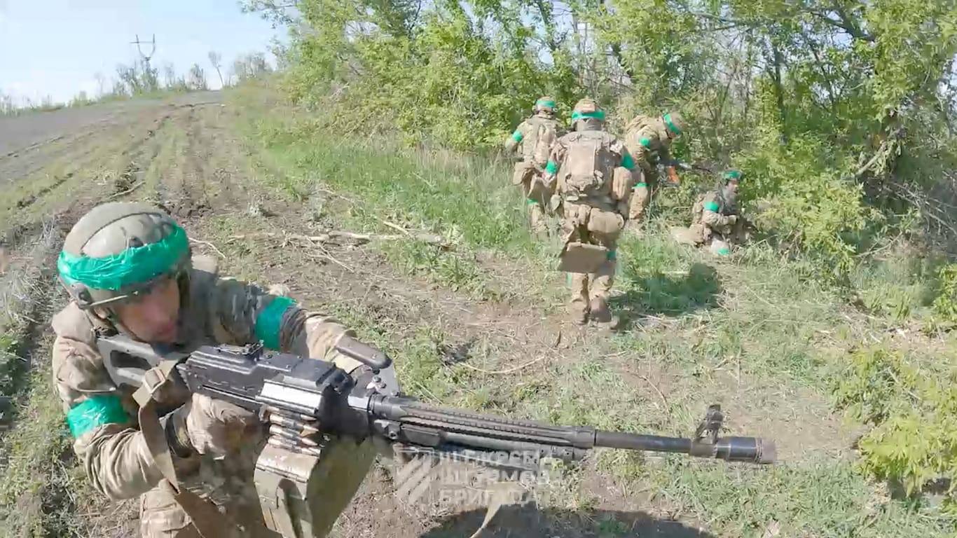 Ukrainische Gegenoffensive: Soldaten am 6. Juni 2023 bei Kämpfen an der Frontlinie in der Nähe von Bachmut.
