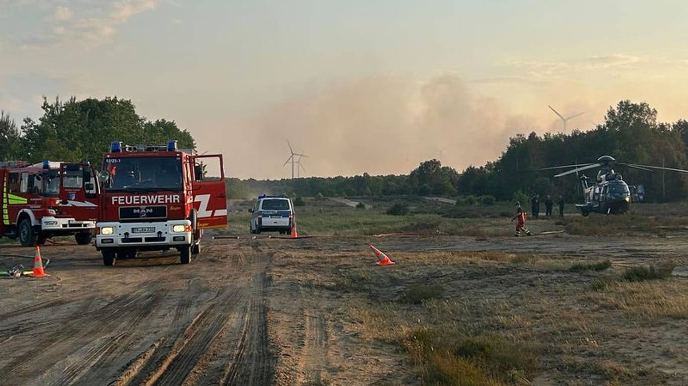 Großbrand bei Jüterbog: Zahlreiche abgelöschte Bereiche stehen wieder in Flammen.