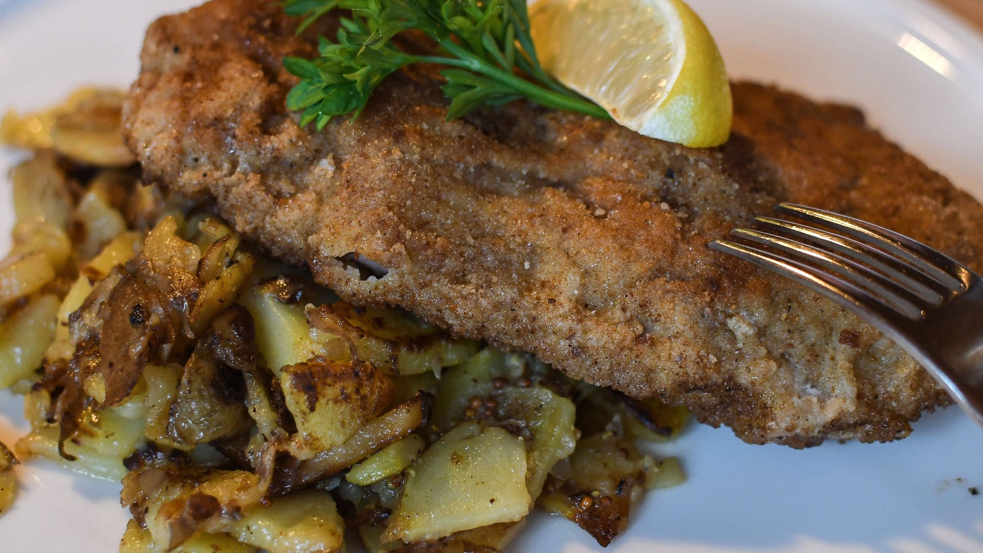 Cordon bleu mit Bratkartoffeln (Symbolbild): Im Gasthaus Mügge kann auch gefeiert werden. Cordon bleu mit Bratkartoffeln (Symbolbild): Im Gasthaus Mügge kann auch gefeiert werden.