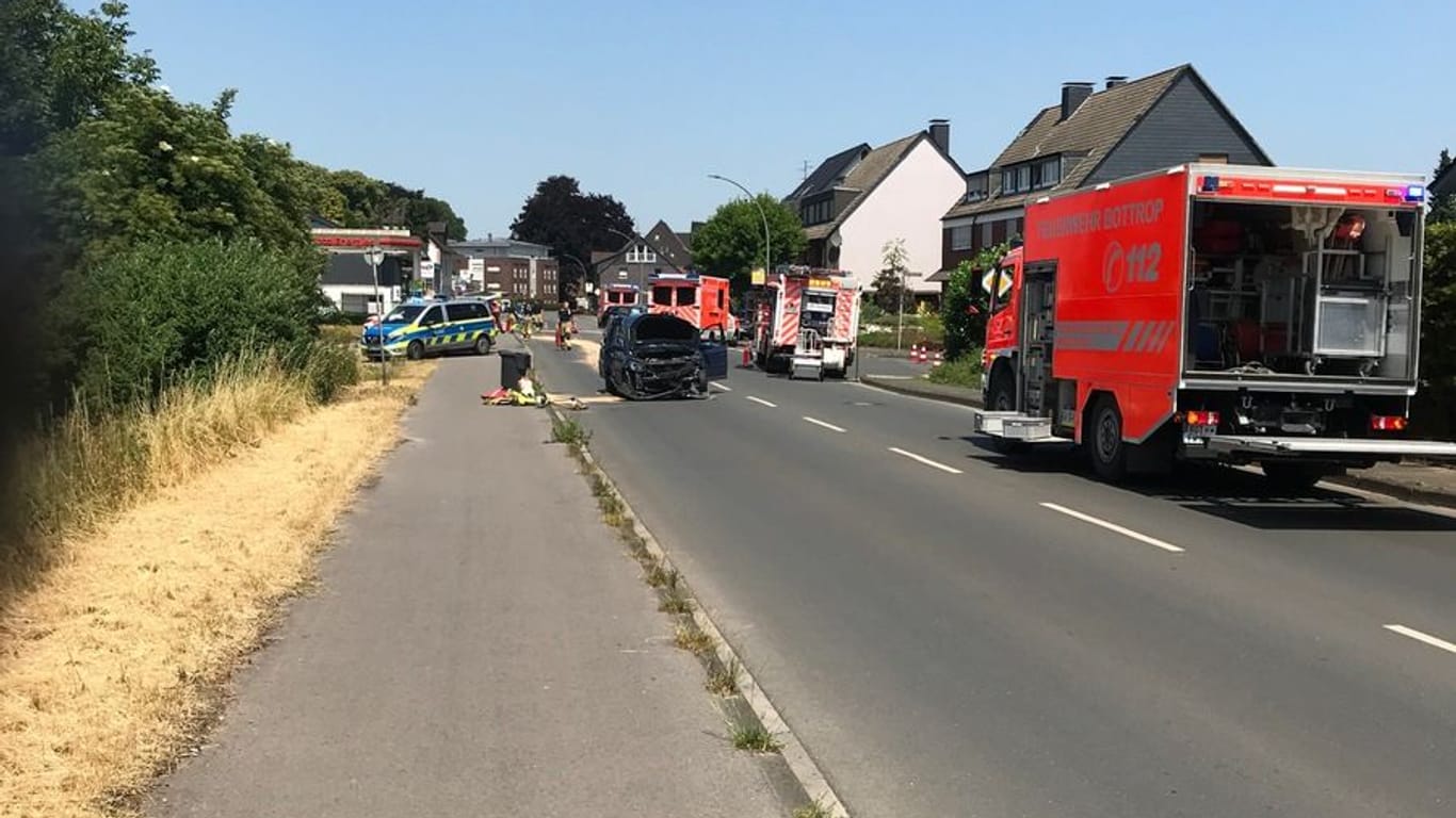 Unfall Bottroper Straße: Drei Autos mussten nach dem Zusammenstoß abgeschleppt werden.