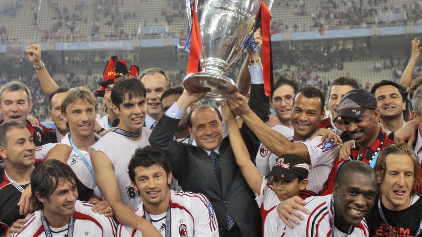 Berlusconi inmitten der Spieler des AC Mailand nach dem Sieg im Champions League Finale 2007: Über Jahrzehnte hatte Berlusconi in den italienischen Fußball investiert.