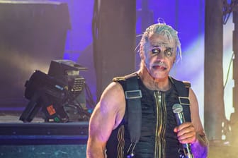 Lindemann bei einem Rammstein-Konzert (Archivfoto): Der erste Auftritt in München wurde kontrovers diskutiert.