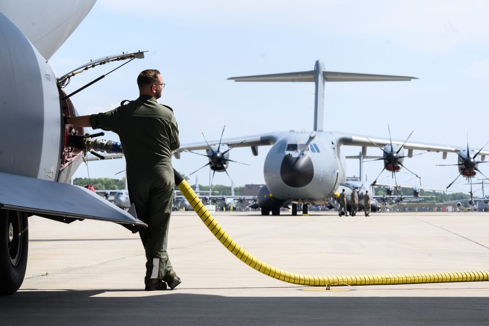 Ein Soldat betankt ein Flugzeug: Kommende Woche startet der "Air Defender 2023" – auch der Fliegerhorst Wunstorf in der Region Hannover ist dabei.