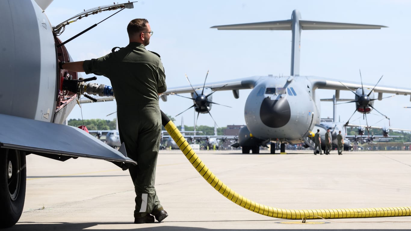 Ein Soldat betankt ein Flugzeug: Kommende Woche startet der "Air Defender 2023" – auch der Fliegerhorst Wunstorf in der Region Hannover ist dabei.