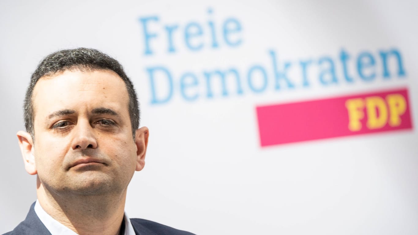Der Generalsekretär der FDP, Bijan Djir-Sarai, bei einer Pressekonferenz (Archivbild): Wann der Entwurf für das Heizungsgesetz in den Bundestag kommt, ist für ihn nachrangig.