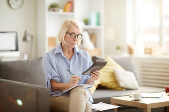 Rentnerin kalkuliert ihr Budget (Symbolbild): Die Altersrenten haben sich seit 2010 stark erhöht. Rentnerin kalkuliert ihr Budget (Symbolbild): Die Altersrenten haben sich seit 2010 stark erhöht.