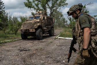 Blahodatne: Ein ukrainischer Soldat der 68. Oleksa-Dovbush-Jagdbrigade patrouilliert auf einer Straße in dem kürzlich zurückeroberten Dorf.